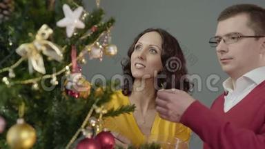 浪漫的<strong>情侣装</strong>饰圣诞树，在家享受相互的消遣